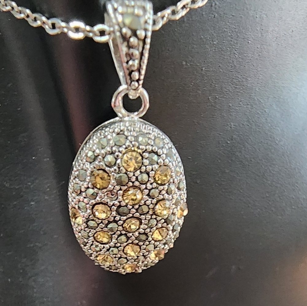 Vintage-Style Silver Pendant Necklace with Amber-Tone Crystals